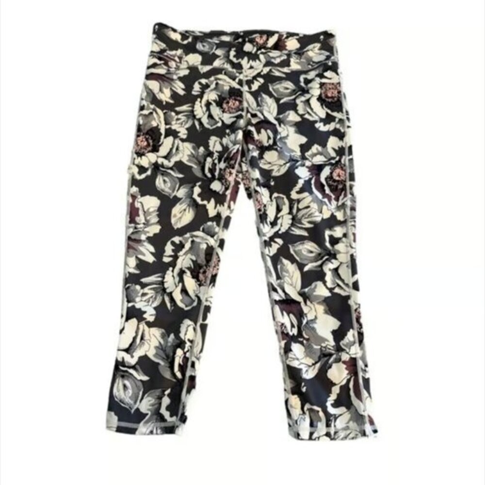 OALKA FLORAL GRAY WHITE CAPRI LEGGINGS SIZE LARGE EUC #M-050